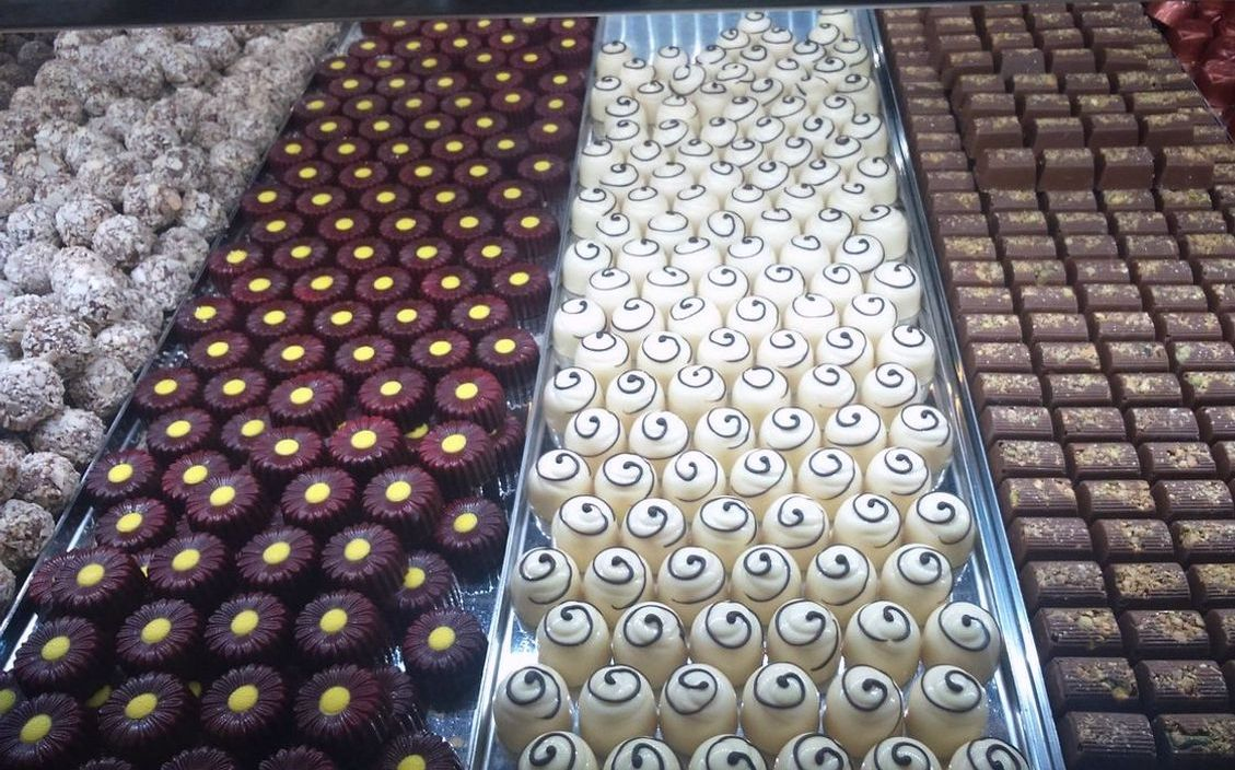 Una caja de bombones de chocolate con envoltura artesanal