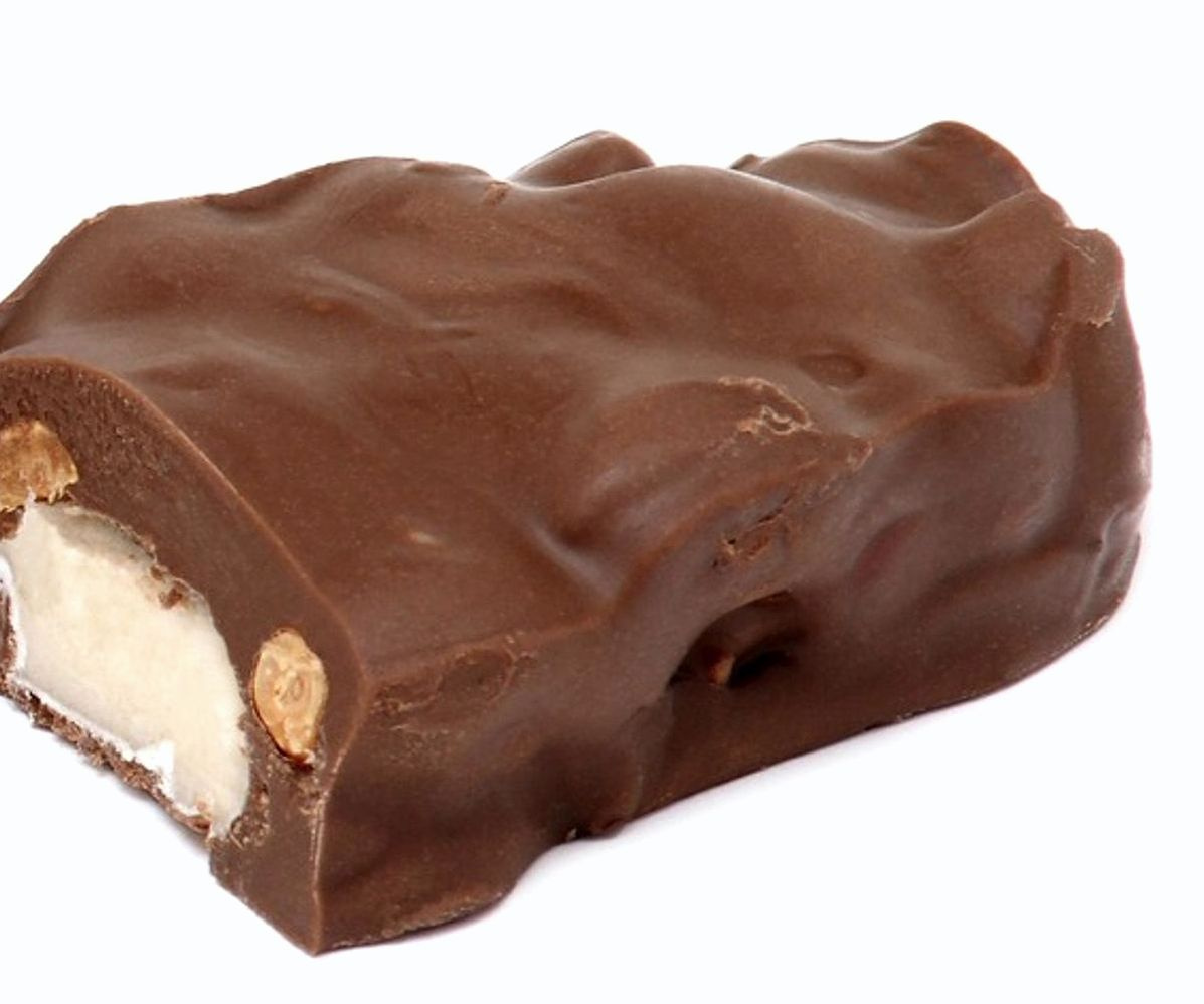 Vitrina llena de bombones de chocolate y golosinas artesanales