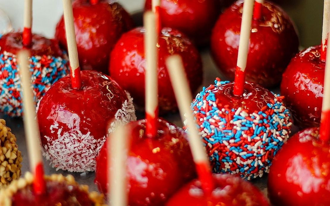 Un caramelo de menta casero en un plato pequeño